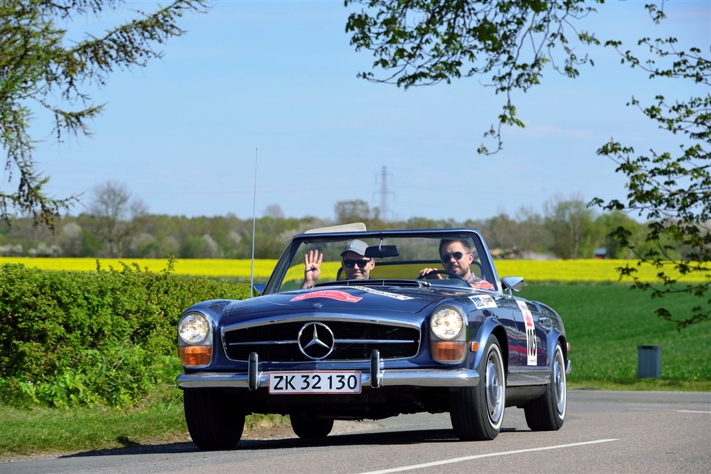 Oresund Tourist Rally blev vundet af Søren Holmgaard fra Ølstykke og Peter Holmgaard fra Stenløse i en Mercedes-Benz 280 SL fra 1969.
(Foto: Intercom, Michael Eisenberg)